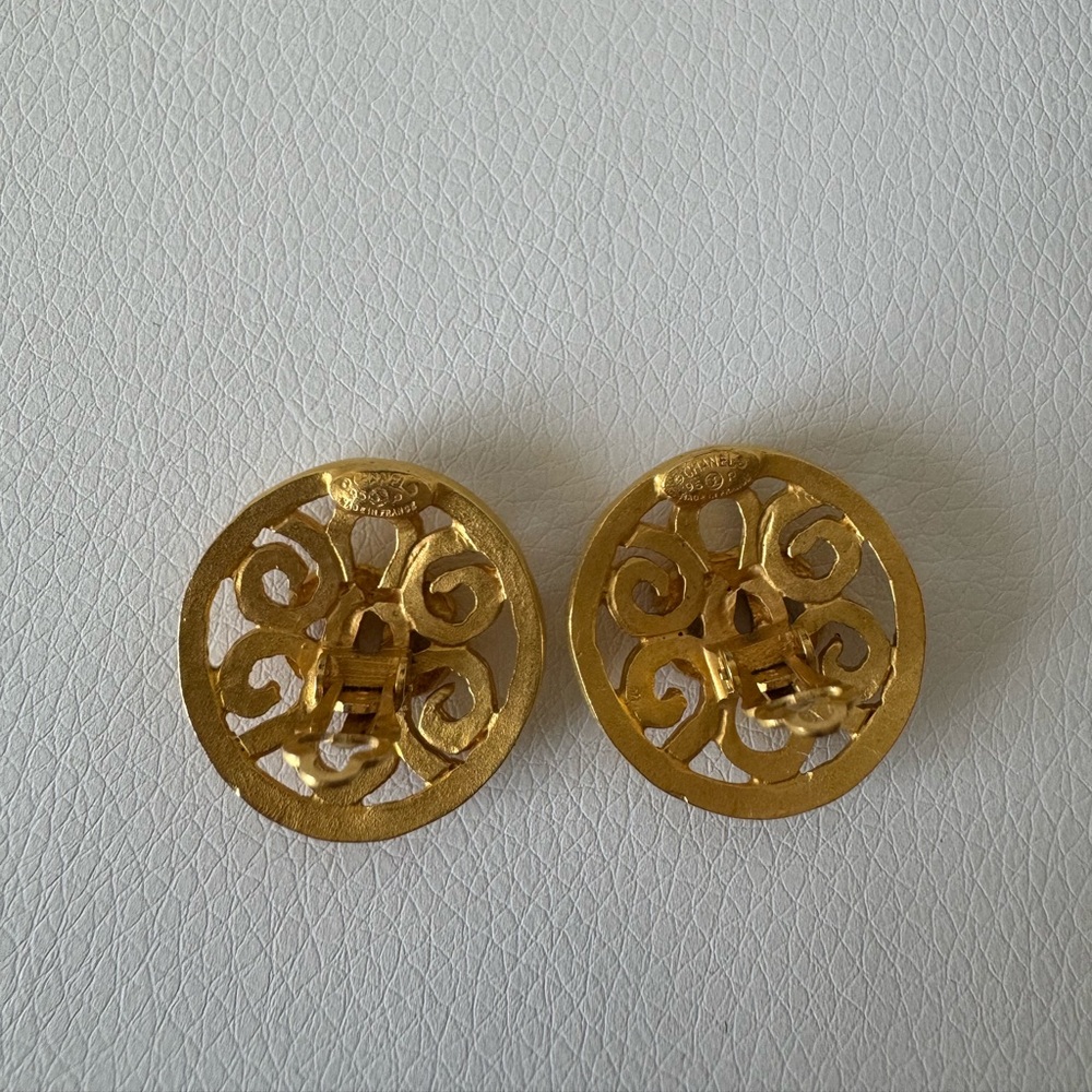 CHANEL RARE 24K Gold plated CC Earrings in Excellent Condition - Picture 5 of 6